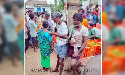 అమానుషం.. బహిరంగంగా స్థంబానికి కట్టేసి కొట్టిండ్రు