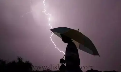 ఉరుములు, మెరుపులు వస్తున్న సమయంలో ఎలాంటి జాగ్రత్తలు తీసుకోవాలో తెలుసా?