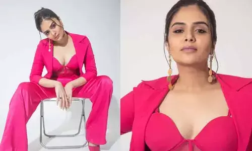 అబ్బా.. పింక్ డ్రెస్‌లో పిచ్చెక్కిస్తోన్న Sreemukhi