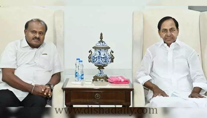 కేసీఆర్తో కర్ణాటక మాజీ సీఎం భేటీ.. చర్చంతా దానిపైనే! కేసీఆర్తో కర్ణాటక మాజీ సీఎం భేటీ.. చర్చంతా దానిపైనే!