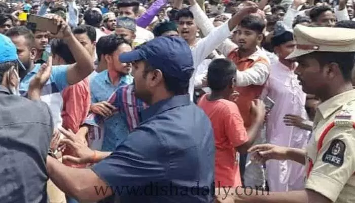మినిస్టర్స్ క్వార్టర్స్ వద్ద ఆందోళన.. ఖబడ్దార్ కేసీఆర్ అంటూ నినాదాలు మినిస్టర్స్ క్వార్టర్స్ వద్ద ఆందోళన.. ఖబడ్దార్ కేసీఆర్ అంటూ నినాదాలు