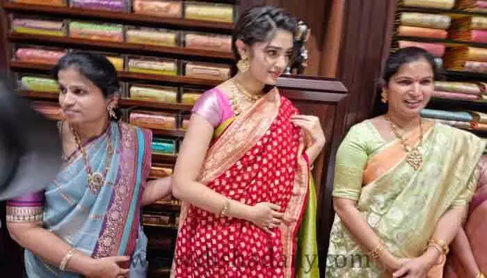చెన్నై షాపింగ్ మాల్లో సందడి చేసిన సినీ నటి కృతి శెట్టి (Krithi Shetty) చెన్నై షాపింగ్ మాల్లో సందడి చేసిన సినీ నటి కృతి శెట్టి (Krithi Shetty)
