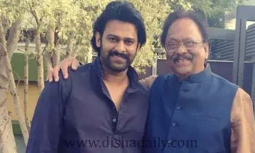Krishnam Raju చనిపోయిన విషయాన్ని ప్రభాస్ ఫస్ట్ చెప్పింది వీరికే?
