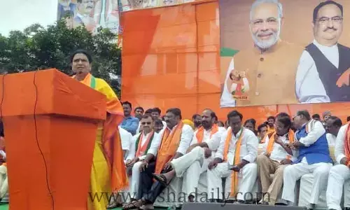 కేసీఆర్‌కు జూటా నెంబర్ వన్ అవార్డు ఇవ్వాలి