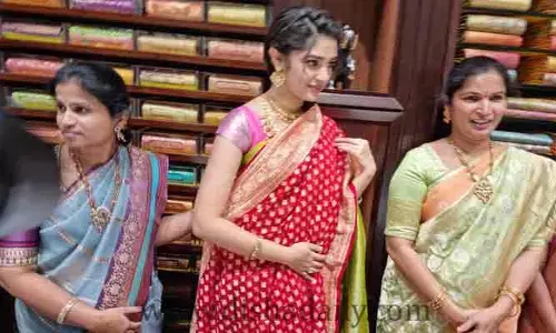 చెన్నై షాపింగ్ మాల్‌లో సందడి చేసిన సినీ నటి కృతి శెట్టి (Krithi Shetty)