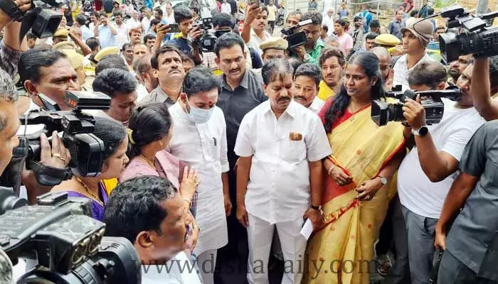 నేను ఈ నియోజకవర్గ ఎంపీని.. పోలీసులపై కిషన్ రెడ్డి సీరియస్ నేను ఈ నియోజకవర్గ ఎంపీని.. పోలీసులపై కిషన్ రెడ్డి సీరియస్