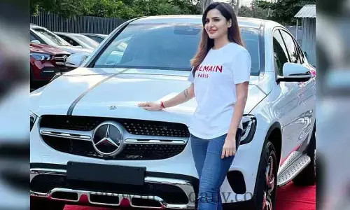 Ashu Reddy  బర్త్‌డేకు గిఫ్ట్‌గా బెంజ్ కారు.. ఇచ్చింది ఎవరంటే?