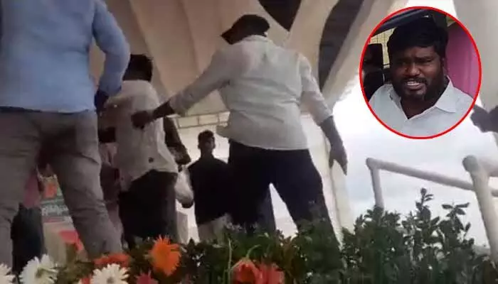 టీఆర్ఎస్ శ్రేణుల ముష్టి యుద్ధం... సింగర్ సాయి చంద్పై దాడి! (వీడియో) టీఆర్ఎస్ శ్రేణుల ముష్టి యుద్ధం... సింగర్ సాయి చంద్పై దాడి! (వీడియో)