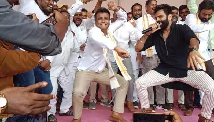 సమైక్యత దినోత్సవ వేడుకల్లో ఎమ్మెల్యే మాస్ డ్యాన్స్... సమైక్యత దినోత్సవ వేడుకల్లో ఎమ్మెల్యే మాస్ డ్యాన్స్...
