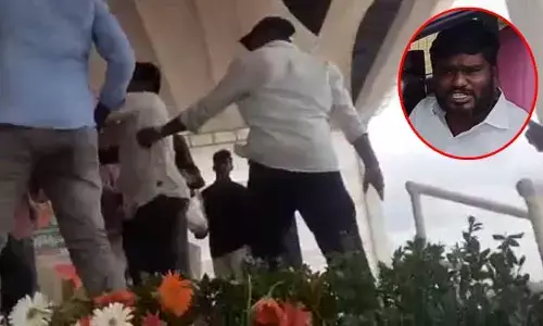 టీఆర్ఎస్ శ్రేణుల ముష్టి యుద్ధం... సింగర్ సాయి చంద్‌పై దాడి! (వీడియో)