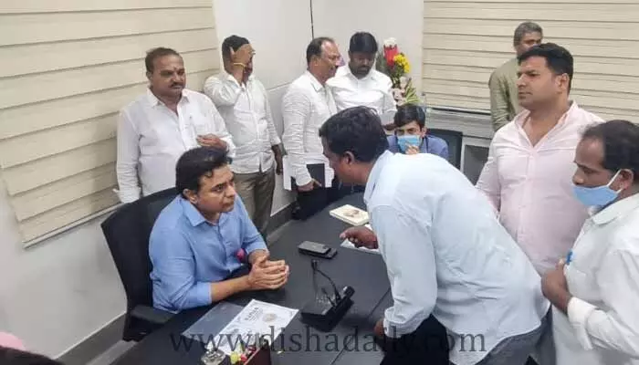 రూటు మార్చిన మంత్రి కేటీఆర్.. సొంత ఇలాఖాలో కొత్త పంథా రూటు మార్చిన మంత్రి కేటీఆర్.. సొంత ఇలాఖాలో కొత్త పంథా