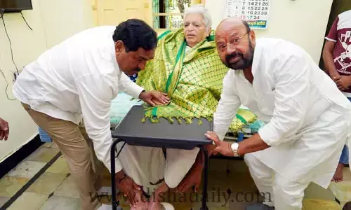 చుక్క రామయ్య కాళ్లు మొక్కిన మంత్రి, ఎమ్మెల్యే