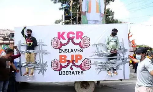 బండి చేతులమీదుగా విముక్తి.. BJYM వినూత్న ప్రదర్శన
