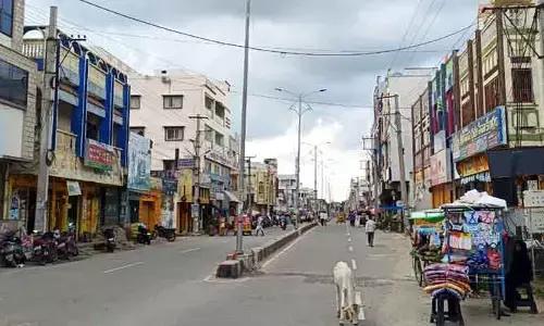 అధికారుల క‌ళ్ల ముందే అక్రమ నిర్మాణాలు.. చర్యలు తీసుకోకపోవడానికి కారణమిదే!