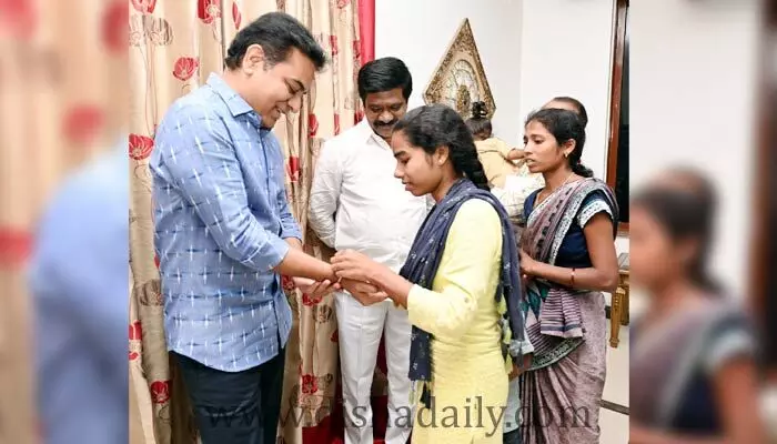 కేటీఆర్కు వెండి రాఖీ కట్టిన విద్యార్థి.. భావోద్వేగానికి లోనైన మంత్రి కేటీఆర్కు వెండి రాఖీ కట్టిన విద్యార్థి.. భావోద్వేగానికి లోనైన మంత్రి