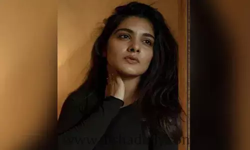ముఖం అంతా గాయాలతో ఉన్న ఫొటోలను పోస్ట్ చేసిన Nivetha Thomas
