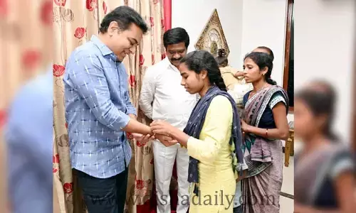 కేటీఆర్‌కు వెండి రాఖీ కట్టిన విద్యార్థి.. భావోద్వేగానికి లోనైన మంత్రి