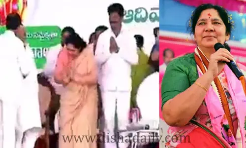 వంగి వంగి కేసీఆర్‌ కాళ్లు మొక్కిన మహిళా మంత్రి (వీడియో)