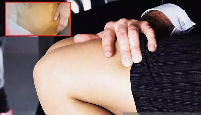 Crime News : తాకరాని చోట తాకుతూ ఇబ్బంది పెడుతున్న యువకుడు... చివరకు ఆమెకు విసుగొచ్చీ.... Crime News : తాకరాని చోట తాకుతూ ఇబ్బంది పెడుతున్న యువకుడు... చివరకు ఆమెకు విసుగొచ్చీ....