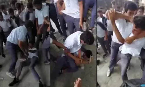ఆ పిల్ల నాదంటే నాదంటూ పొట్టుపొట్టు కొట్టుకున్న స్టూడెంట్స్ (వీడియో)
