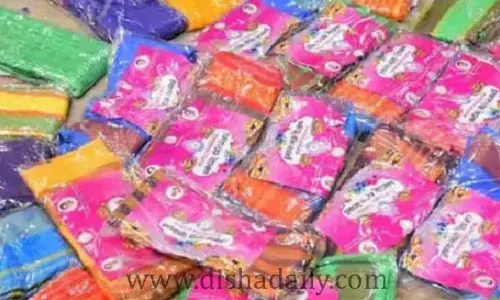 గివేం చీరలు..మాకు నచ్చలేదు..!
