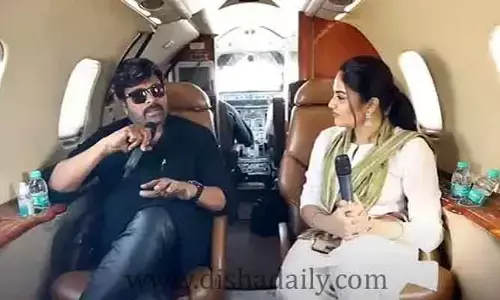 మెగాస్టార్‌ను ఇబ్బంది పెట్టిన శ్రీముఖి.. సిగ్గుపడుతున్న చిరు (వీడియో)
