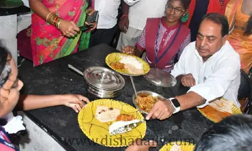 రెసిడెన్షియ‌ల్ స్కూల్లో మంత్రి ఆక‌స్మిక త‌నిఖీలు