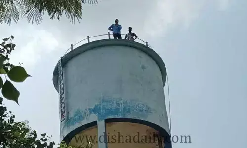 బెల్టు షాప్ కోసం ట్యాంక్ ఎక్కిన యువకుడు.. అసలు విషయం ఇదే