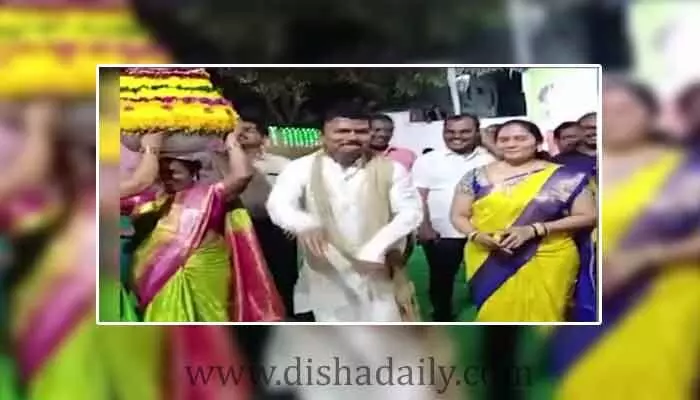 వివాదంలో తెలంగాణ హెల్త్ డైరెక్టర్.. డీజే టిల్లును మించిన పెర్ఫామెన్స్ (వీడియో) వివాదంలో తెలంగాణ హెల్త్ డైరెక్టర్.. డీజే టిల్లును మించిన పెర్ఫామెన్స్ (వీడియో)