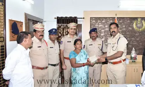 రైల్వేస్టేషన్ లో 4 లక్షల గల్లంతు.. గంట వ్యవధిలో బాధితుల చేతికి డబ్బులు