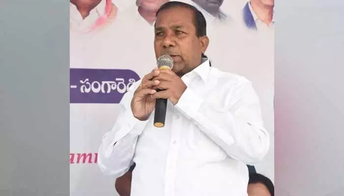 కన్నీరు పెట్టుకున్న టీఆర్ఎస్ ఎమ్మెల్యే మాణిక్ రావు (వీడియో) కన్నీరు పెట్టుకున్న టీఆర్ఎస్ ఎమ్మెల్యే మాణిక్ రావు (వీడియో)