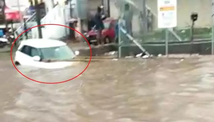 నగరంలో భారీ వర్షం... కొట్టుకుపోయిన కారు (వీడియో) నగరంలో భారీ వర్షం... కొట్టుకుపోయిన కారు (వీడియో)