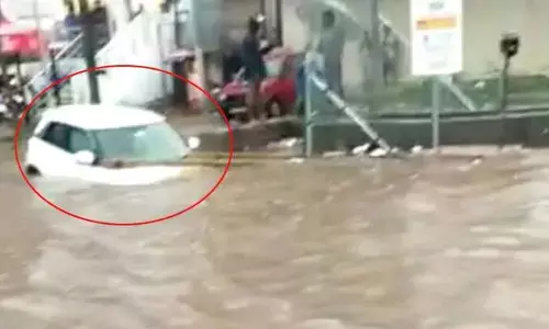 నగరంలో భారీ వర్షం... కొట్టుకుపోయిన కారు (వీడియో)