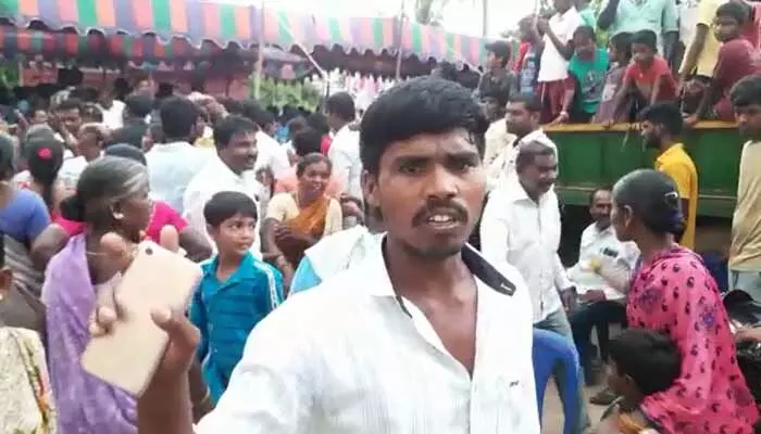 ఎమ్మెల్యే తాటికొండ రాజయ్యకు నిరసన సెగ (వీడియో) ఎమ్మెల్యే తాటికొండ రాజయ్యకు నిరసన సెగ (వీడియో)