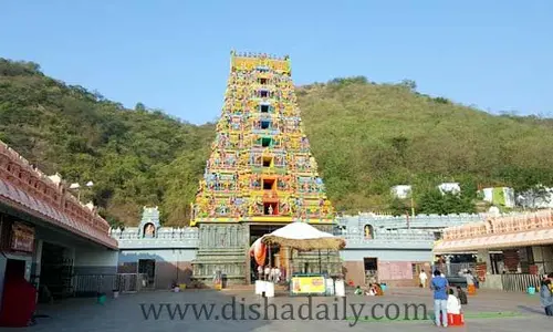 రూ.3 వేల టికెట్ తీసుకున్నా అనుమతించడం లేదు