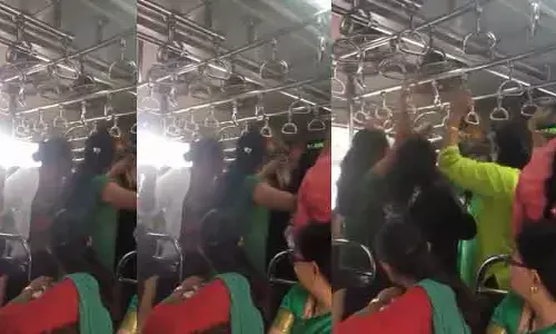 ముంబై ట్రైన్‌లో మహిళల నృత్యాలు (వీడియో)