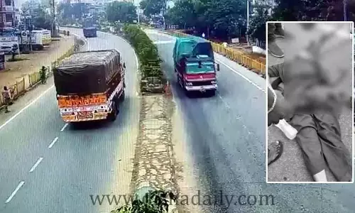 స్కూటీపై రోడ్డు దాటుతున్న మహిళ.. దూసుకొచ్చిన లారీ (వీడియో)