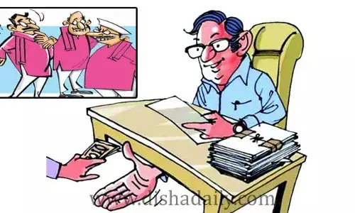 ప్రజల్లో చులకనైపోతున్న ఎమ్మెల్యే, ఎమ్మెల్సీలు.. పీఏల ప్రవర్తనే కారణం!
