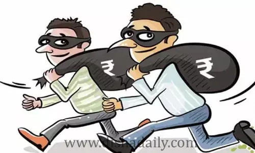 సినీ ఫక్కీలో చోరీ.. క్షణాల్లో లక్షలు మాయం