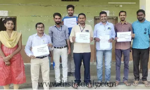 డీఈఓని సస్పెండ్ చేయాలి.. టీపీటీఎల్ ఎఫ్ నిరసన