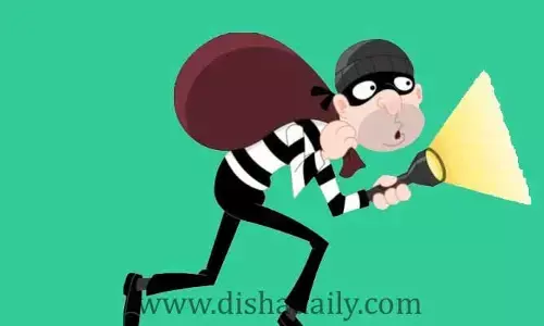 తాళం వేసున్న రెండు ఇండ్లలో చోరి