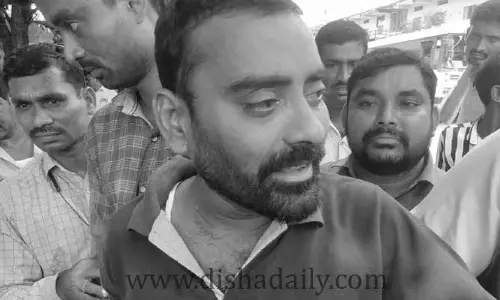 బ్లేడుతో గొంతు కోసుకొని.. VRA ఆత్మహత్యా యత్నం (వీడియో)