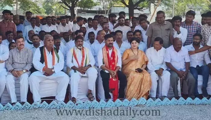 మోడీ, కేసీఆర్లు ఇద్దరూ బ్రిటీషర్లకు ఏకలవ్య శిష్యులే: రేవంత్ రెడ్డి మోడీ, కేసీఆర్లు ఇద్దరూ బ్రిటీషర్లకు ఏకలవ్య శిష్యులే: రేవంత్ రెడ్డి