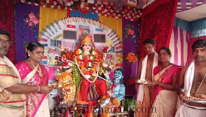 సరస్వతి దేవి అలంకరణలో దుర్గామాత సరస్వతి దేవి అలంకరణలో దుర్గామాత