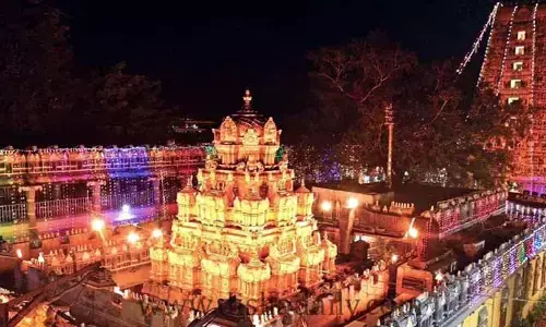 దసరా ఎఫెక్ట్: దుర్గమ్మ భక్తులకు మంత్రి శుభవార్త