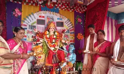 సరస్వతి దేవి అలంకరణలో దుర్గామాత