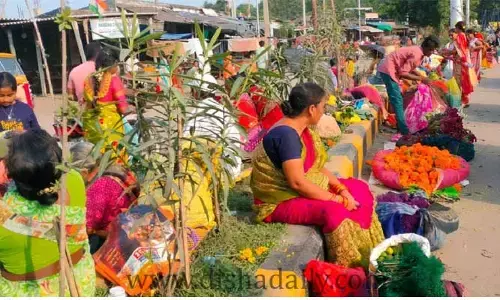 మార్కెట్లలో మొదలైన పూలసందడి..