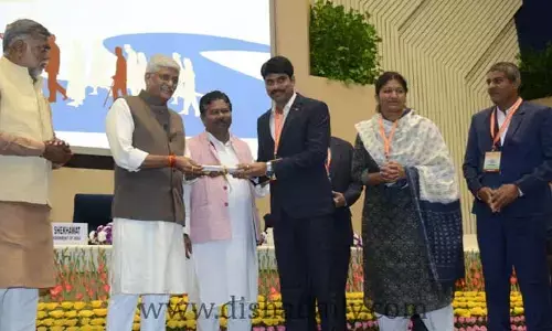 స్వచ్ఛ సర్వేక్షన్ అవార్డులు స్వీకరించిన కలెక్టర్