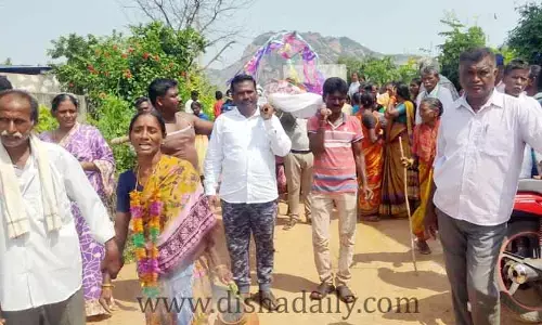 భర్త రుణం తీర్చుకున్న భార్య.. కంటతడి పెట్టిన గ్రామస్తులు