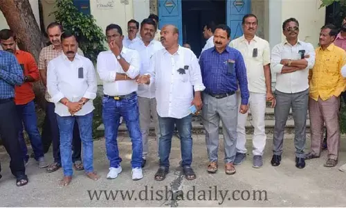 పవర్ హౌజ్ లో విద్యుత్ ఉద్యోగుల నిరసన